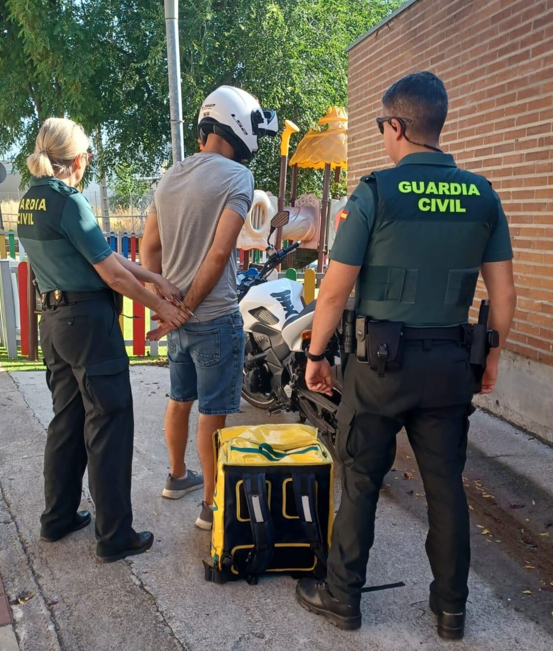 Dos repartidores detenidos en Arroyo de la Encomienda