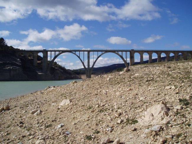 Viaducto sobre embalse de Entrepeñas