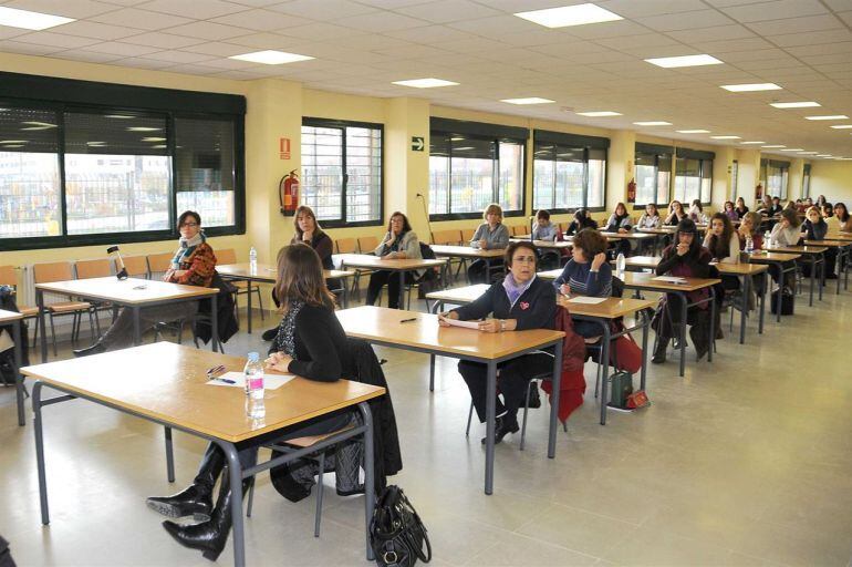 Opositores durante un examen