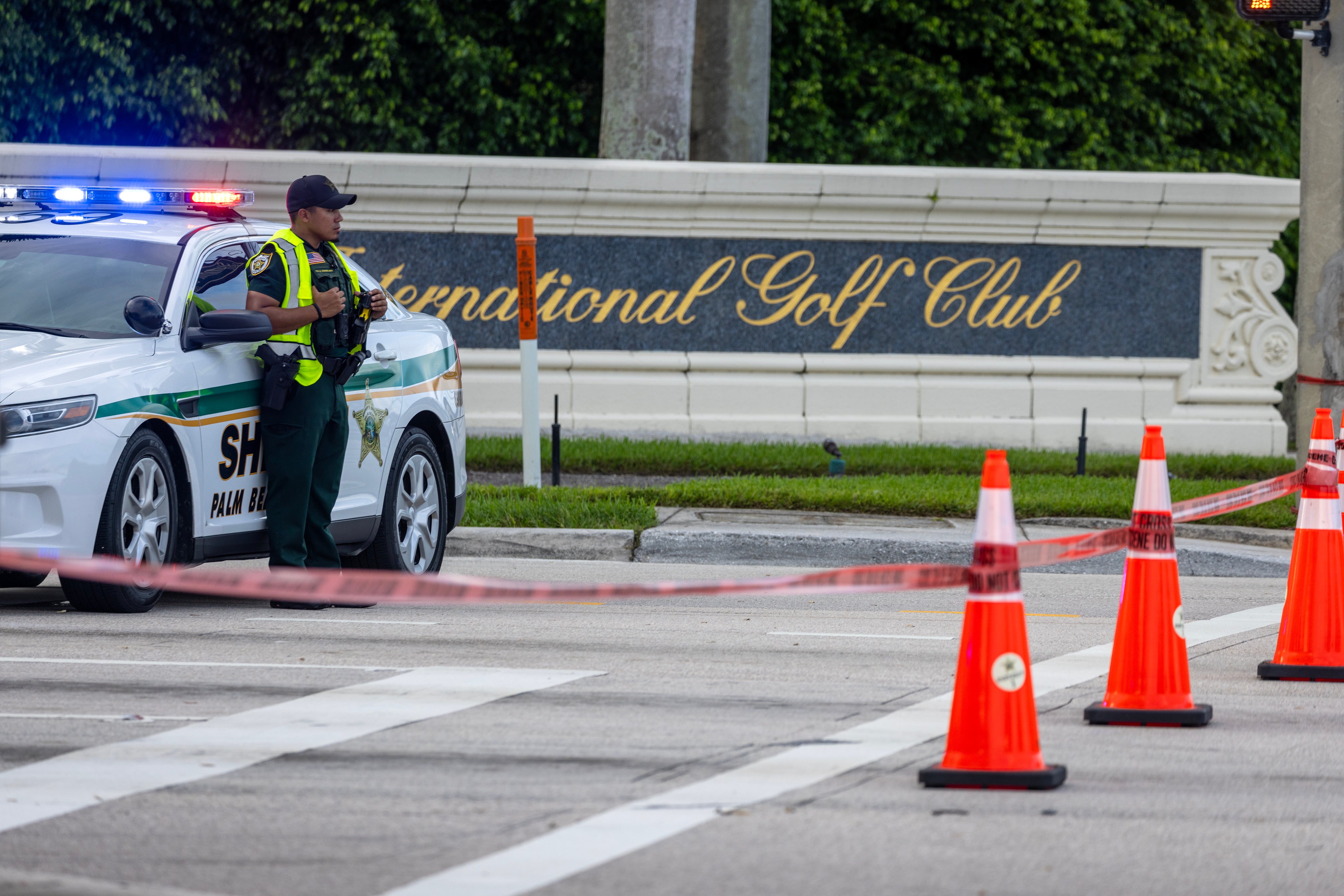 Agentes de la oficina del sheriff de Palm Beach, a la entrada del Trump International Golf Club.