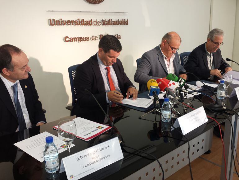 De izquierda a derecha: Daniel Miguel, Rector de la UVa, Celedonio Álvarez, Director del Parque Científico de la UVa, Javier Labarga, Pte. del CETECE y Fernando González, director del ITAGRA.