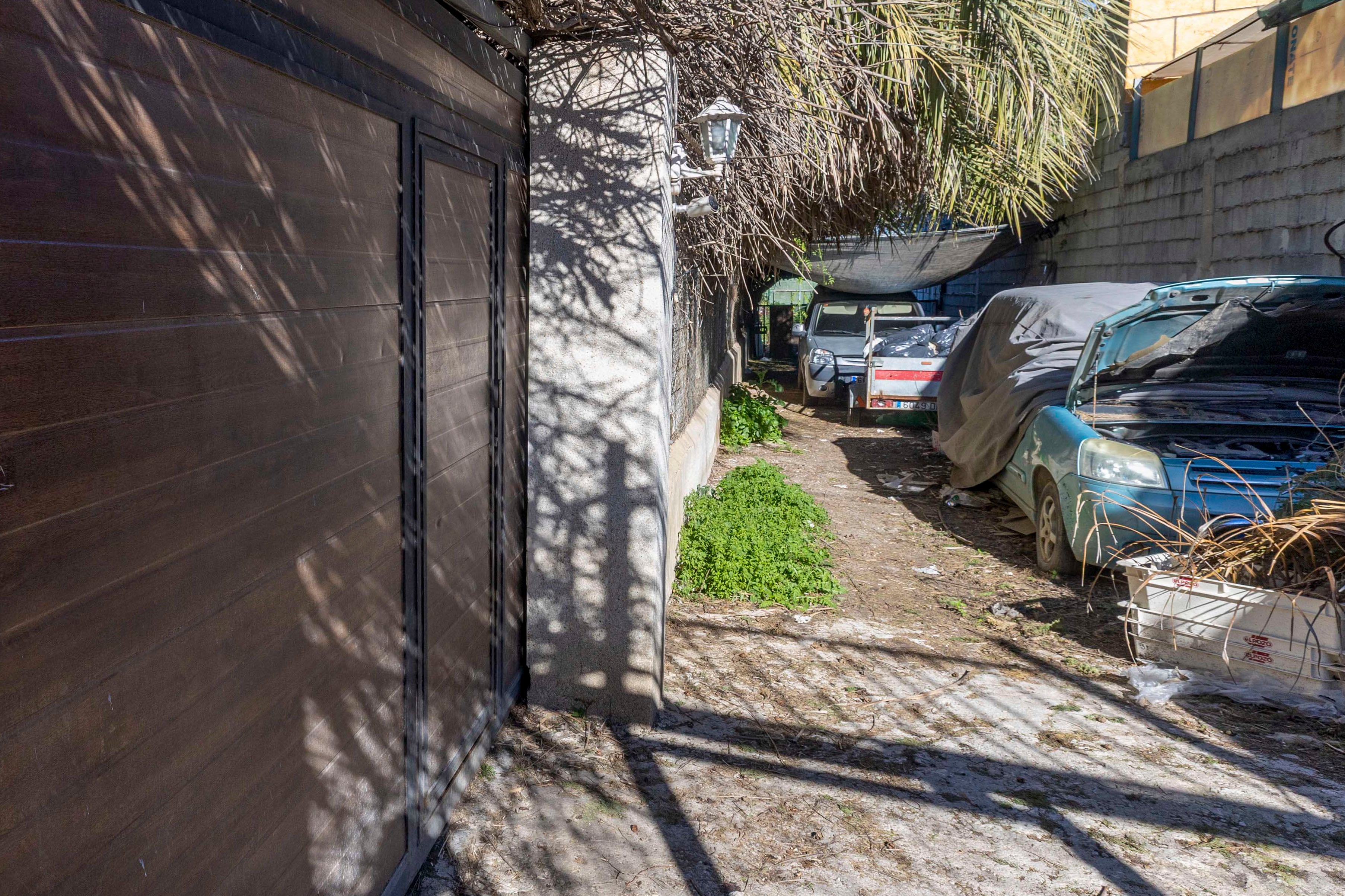 SAN JOSE DE LA VEGA, (MURCIA), 12/02/2026.- Vivienda situada en el carril de Las Palomas de la pedanía murciana de San José de la Vega, donde un hombre de unos 50 años ha sido detenido en Murcia por la Policía Nacional como presunto autor de sendos delitos de violencia de género y detención ilegal tras retener presuntamente y agredir durante casi dos años a su pareja sentimental, que logró escapar del cautiverio y cuya desaparición había denunciado en abril de 2024 su familia. EFE/Marcial Guillén