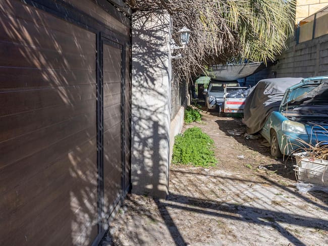 SAN JOSE DE LA VEGA, (MURCIA), 12/02/2026.- Vivienda situada en el carril de Las Palomas de la pedanía murciana de San José de la Vega, donde un hombre de unos 50 años ha sido detenido en Murcia por la Policía Nacional como presunto autor de sendos delitos de violencia de género y detención ilegal tras retener presuntamente y agredir durante casi dos años a su pareja sentimental, que logró escapar del cautiverio y cuya desaparición había denunciado en abril de 2024 su familia. EFE/Marcial Guillén