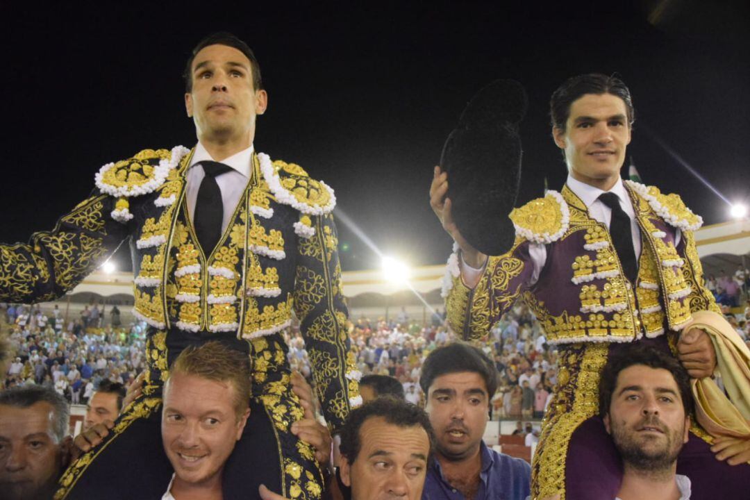 Pablo Aguado y José María Manzanares a hombros en la plaza de toros de Linares.