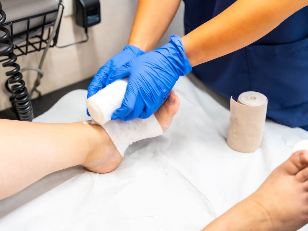 "¿Para qué nos alargan la vida?": Una octogenaria espera durante 8 días la llamada de los médicos que atienden a su marido