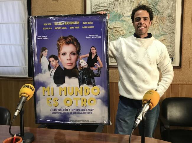 Javier Muñoz en los estudios de SER Cuenca con el cartel de la obra de teatro 'Mi mundo es otro' escrita y dirigida por él.
