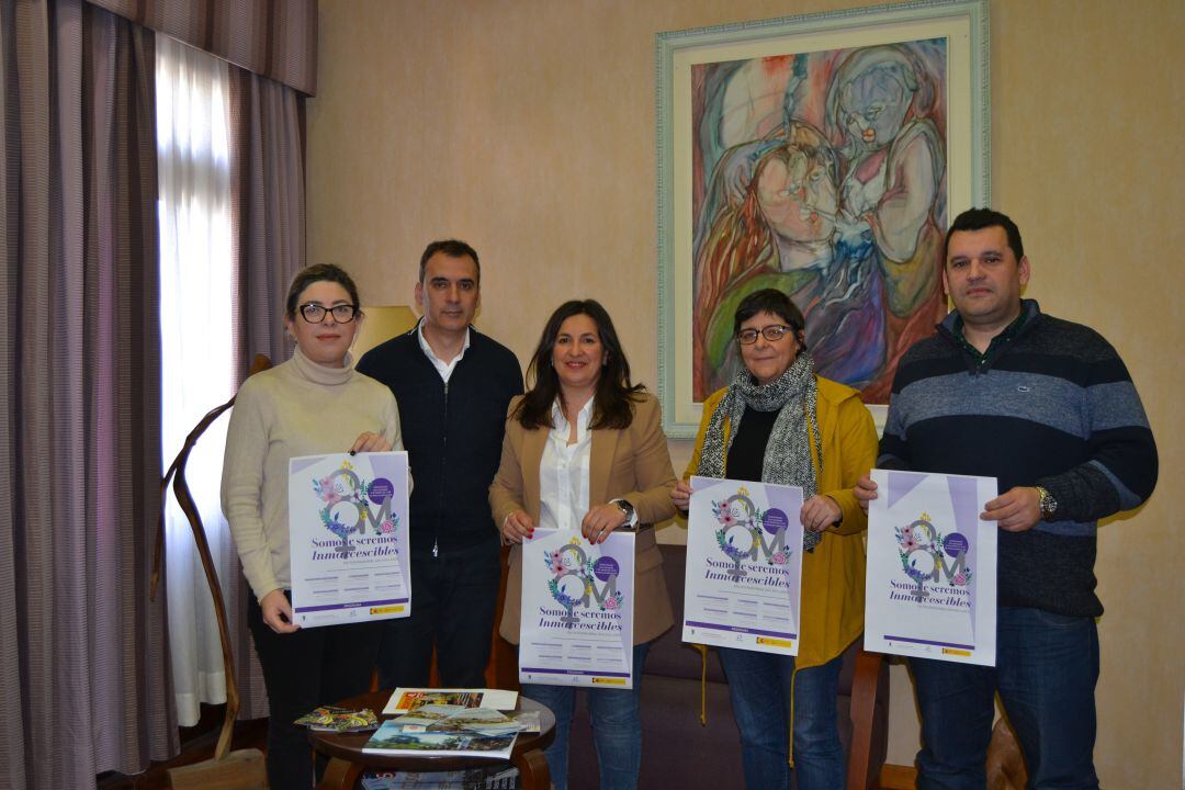 Enrique Cabaleiro (segundo por la izquierda), alcalde de Tui, junto a los concejales Sonsoles Vicente, Ana Mª Núñez, Ismael Diz y la trabajadora social, Carmen González (segunda por la derecha).