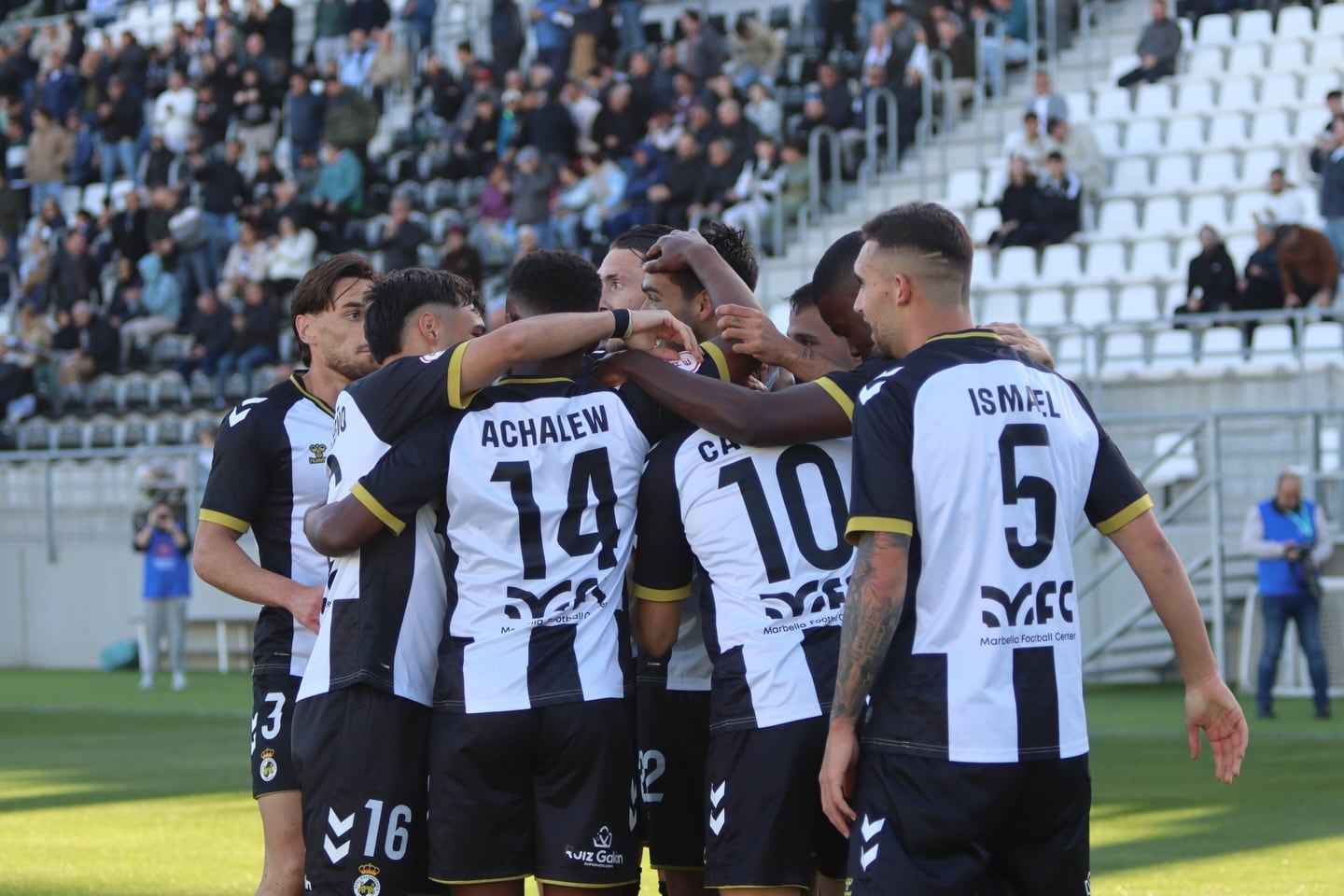 La plantilla de la Balona celebra un gol