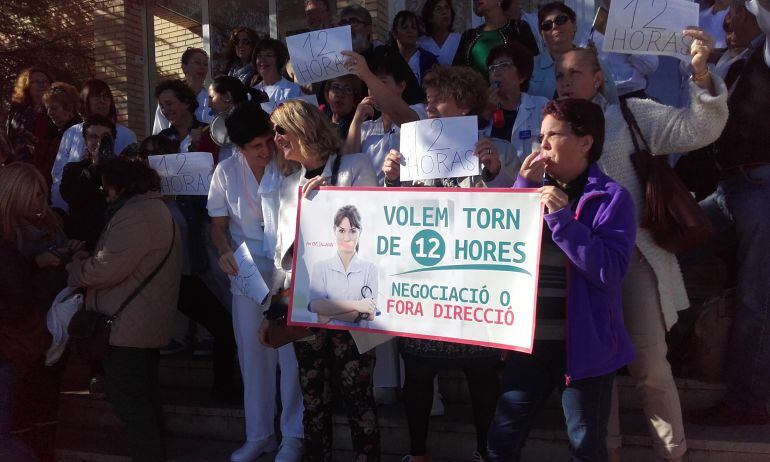 Concentración de profesionales de enfermería del Hospital de La Pedrera, en Dénia, reivindicando que se mantenga el turno de 12 horas. 
