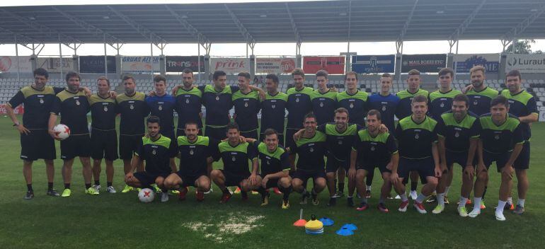 Plantilla y cuerpo técnico del Real Unión posan antes del primer entrenamiento en Gal