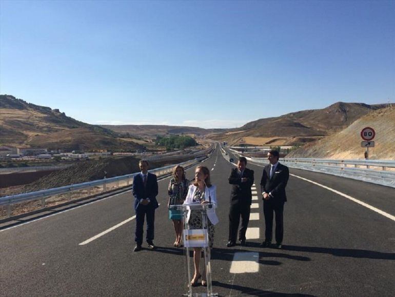 La ex ministra de Fomento Ana Pastor, en la inauguración del último tramo de la A15 el año pasado en Soria