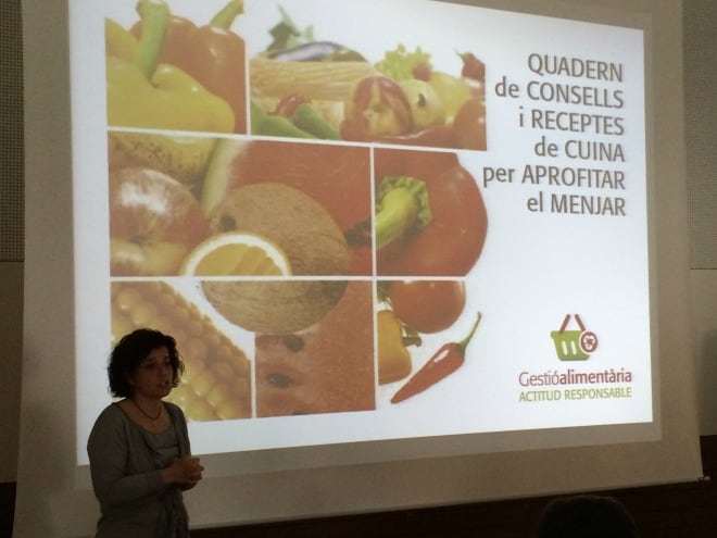 La regidora Montserrat Vilella presentant el quadern.