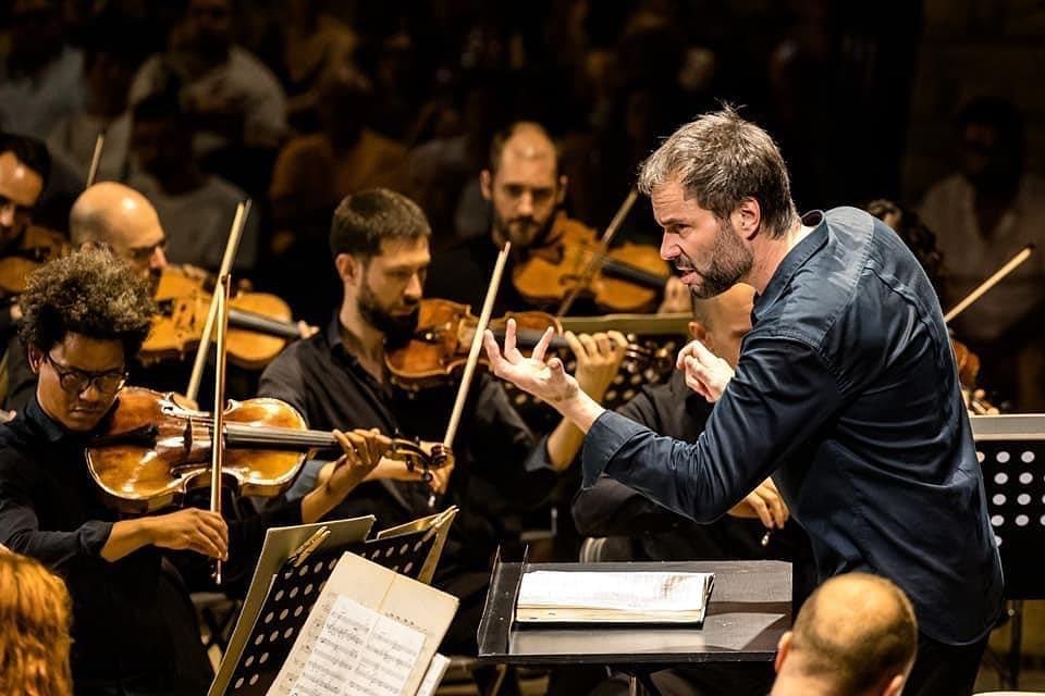 Josep Vicent dirigiendo la Orquesta ADDA - Simfònica en una imagen de archivo