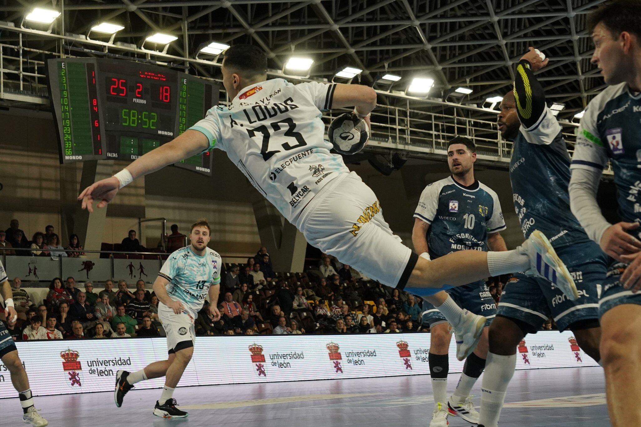 Álex Lodos lanza a portería contra Cangas.