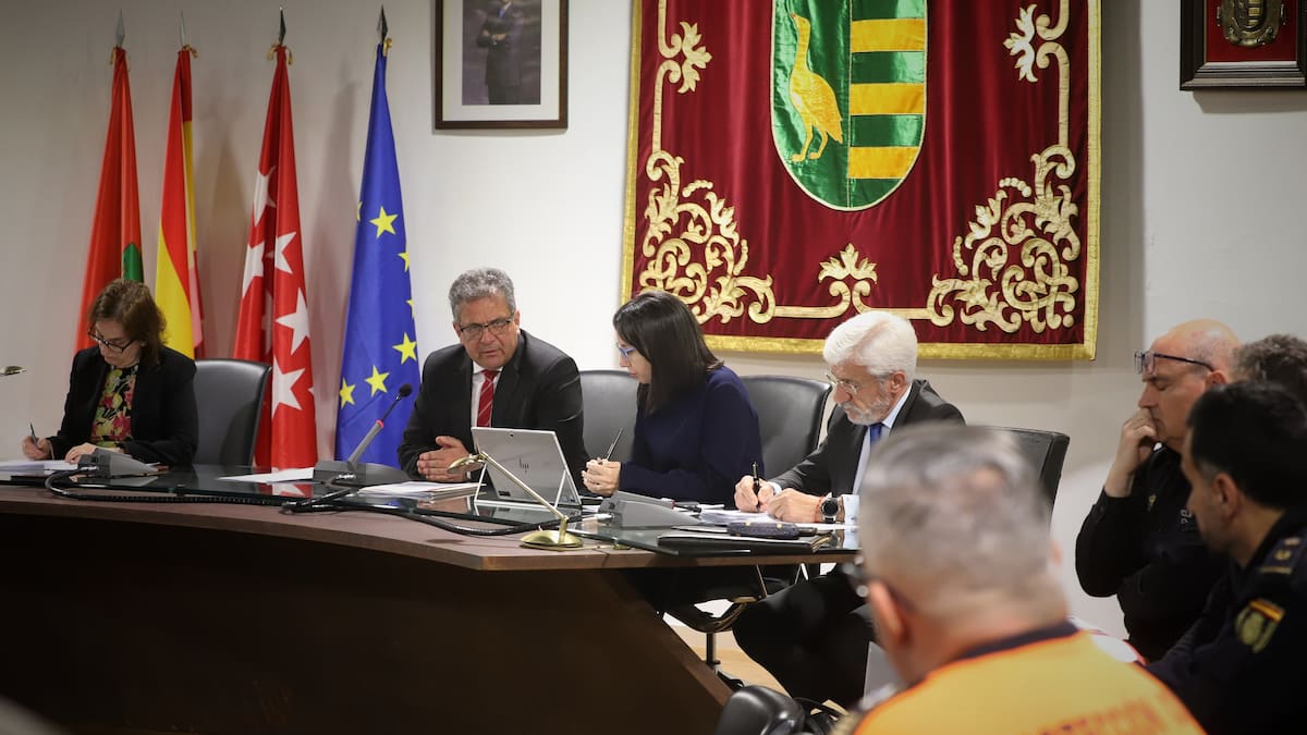 Mercedes González, Delegada del Gobierno en Madrid, y el alcalde de Parla, Ramón Jurado, hablan tras la última Junta Local de Seguridad de la ciudad.