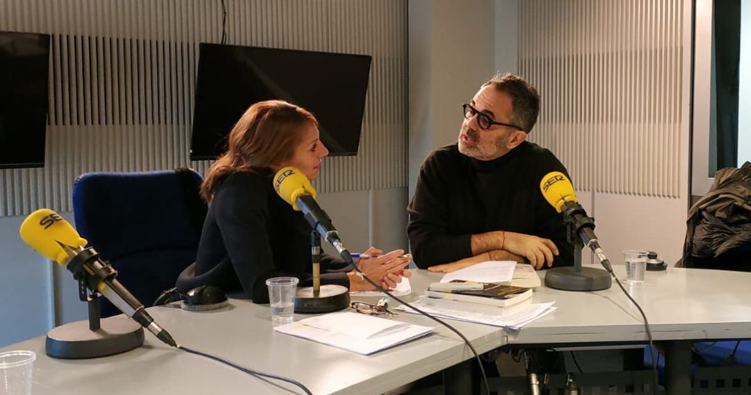 Pepe Verdes junto a Macarena Berlín en los estudios de la Cadena SER.