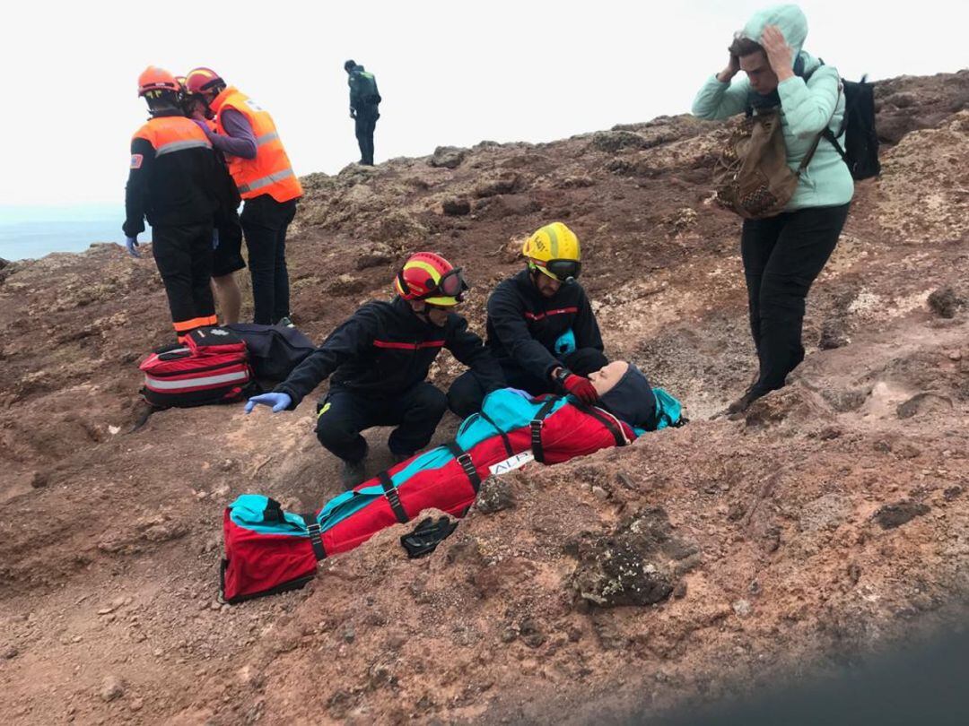 Bomberos de Lanzarote y miembros del GES atendiendo al herido.