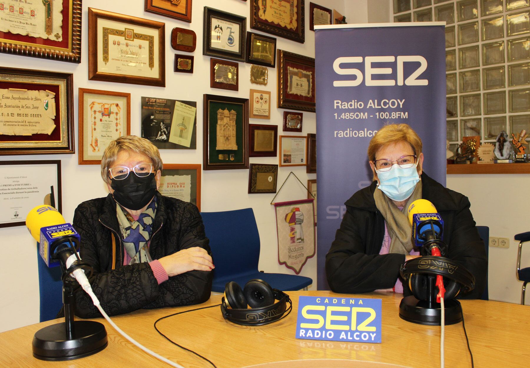 Maribel Botella y Mila Llorens en el estudio central de Radio Alcoy