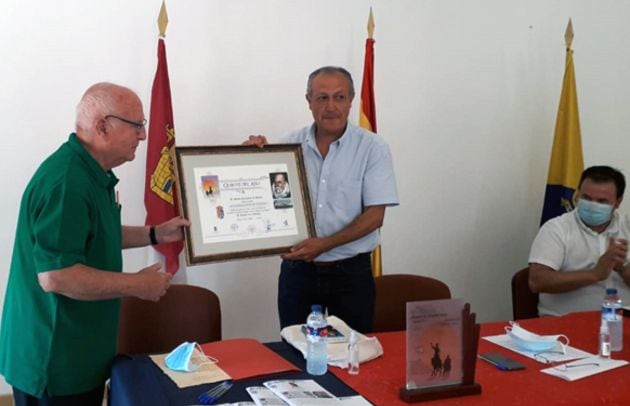 Cubillo entrega del diploma al actual alcalde de Tinajas, Francisco Javier Romero.