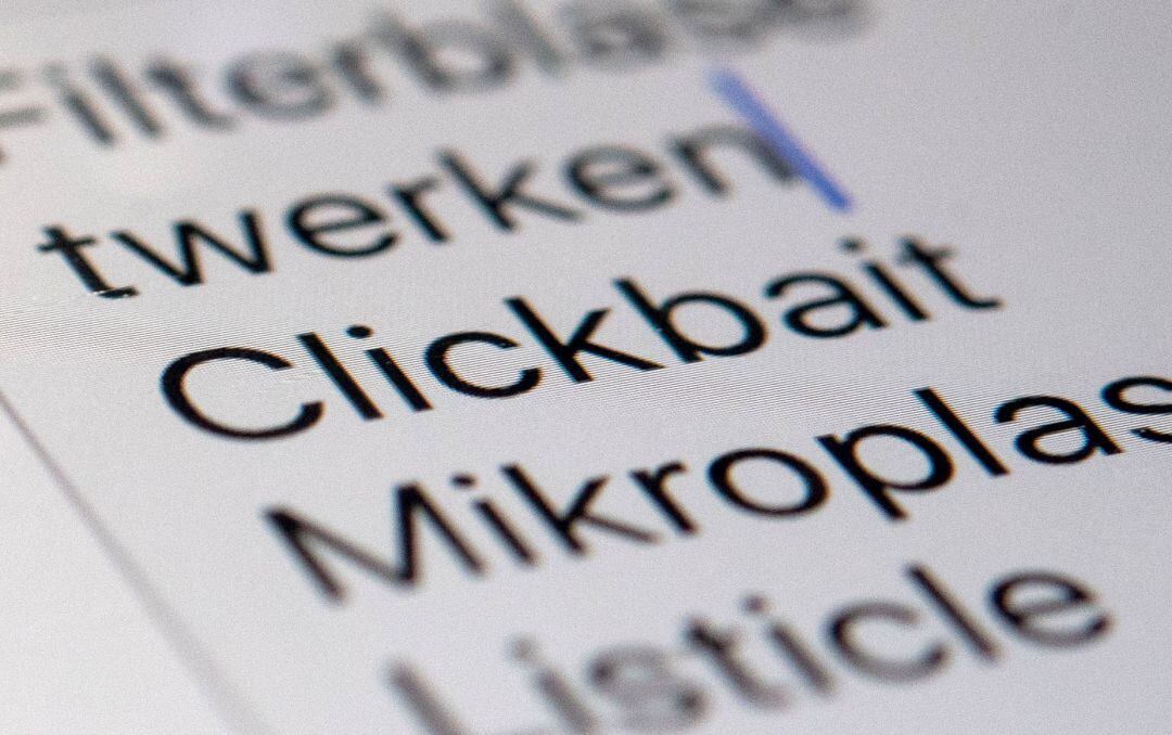 Imagen con varias palabras escritas, entre ellas 'clickbait'