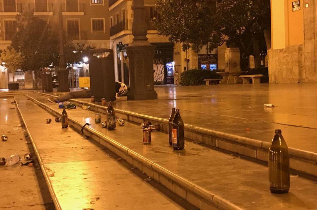 Restos de un botellón  en la Plaza de la Virgen de Valencia 