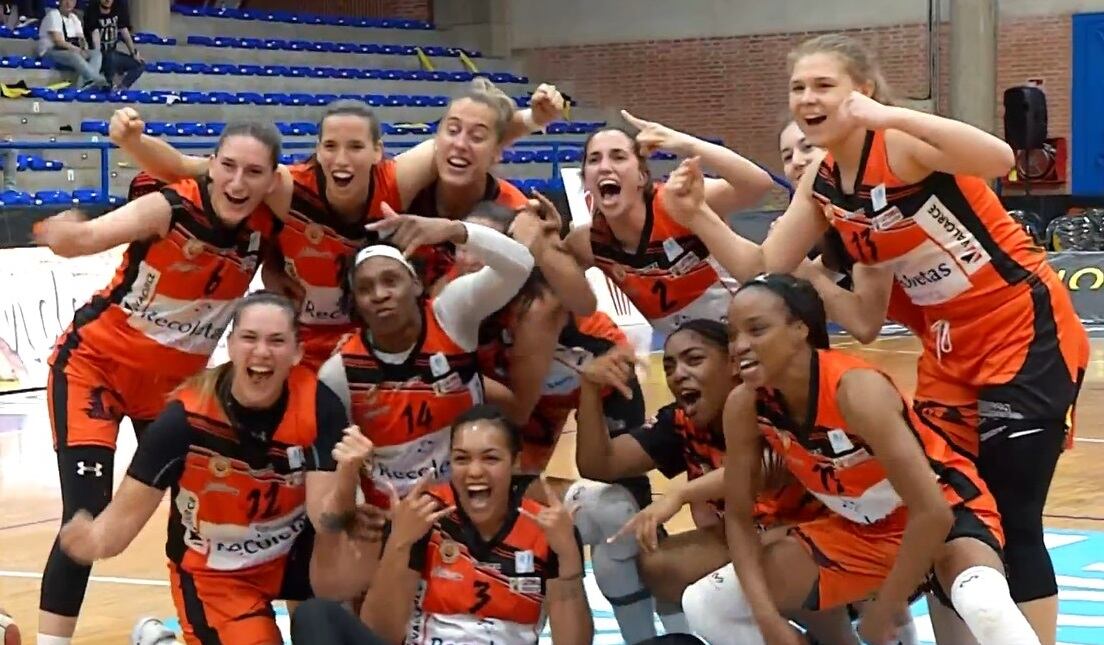 Las jugadoras celebran la victoria