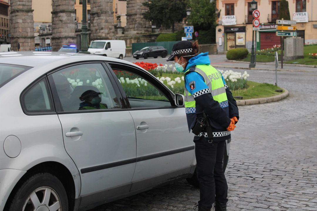 Control de vehículos por parte de Policía Local en el entorno del acueducto durante el estado de alarma.