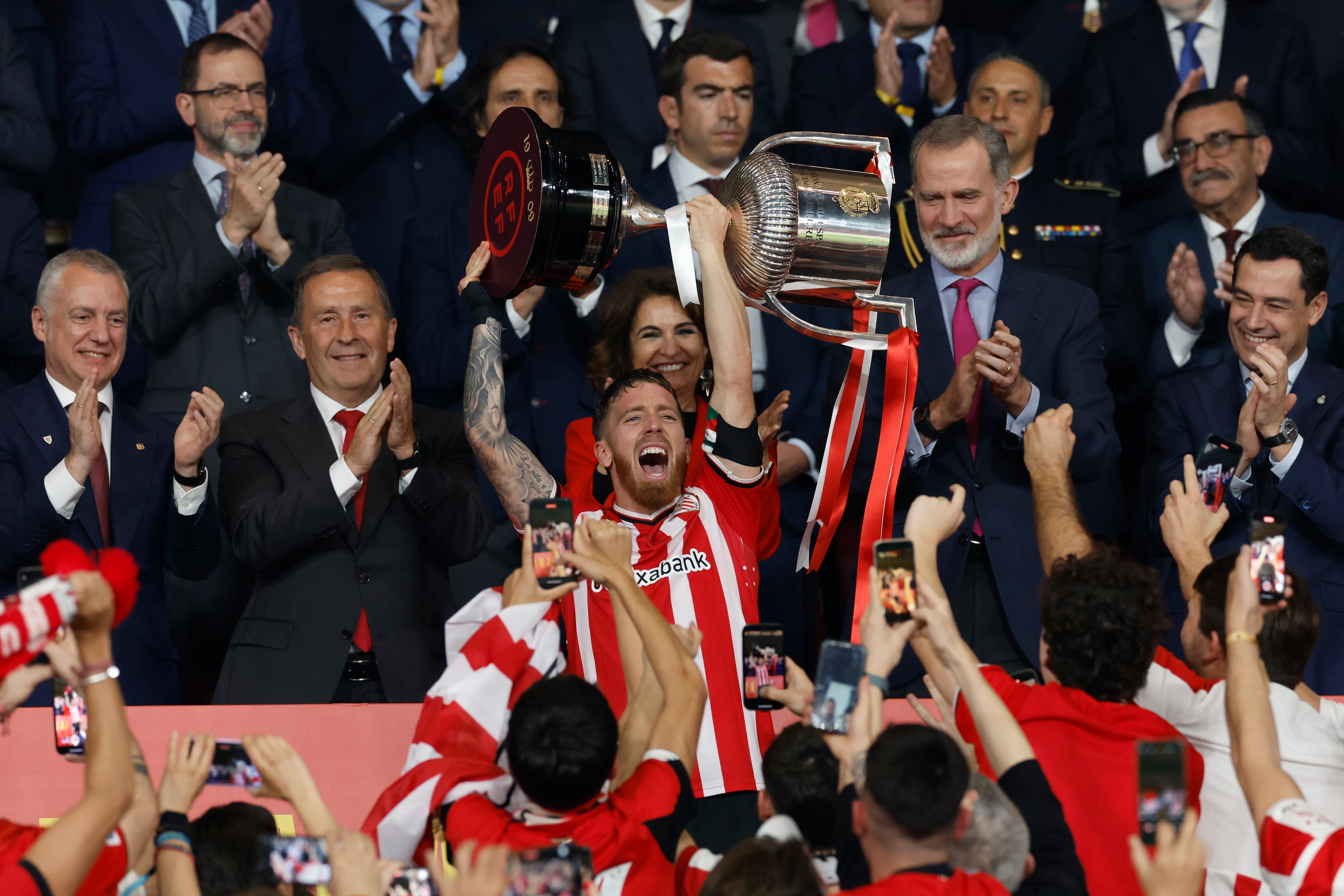 SEVILLA, 06/04/2024.- El capitán del Athletic Club, Iker Muniaim, tras recibir el trofeo que les acredita campeones de la Copa del Rey tras derrotar al Mallorca en la tanda de penaltis en el encuentro que han disputado hoy sábado en el estadio La Cartuja, en Sevilla. EFE / Julio Muñoz.
