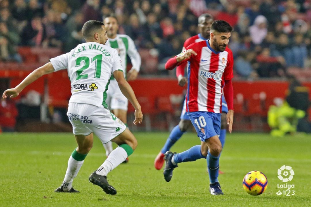 Carlos Carmona intenta el disparo en el partido frente al Córdoba.