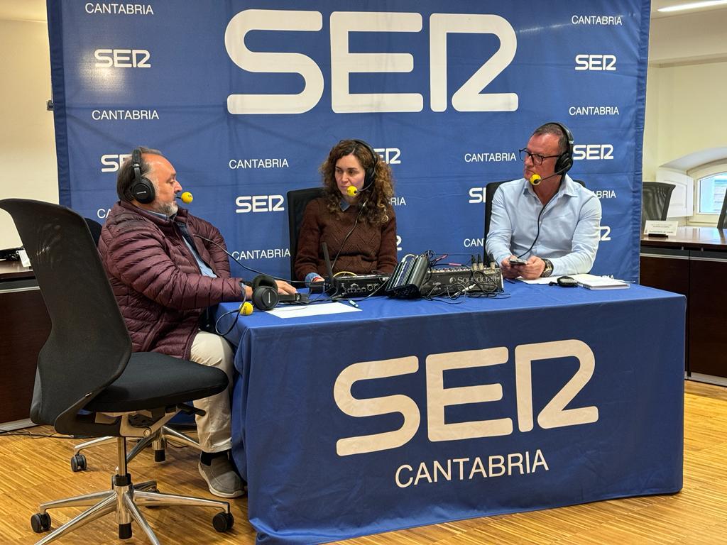 José Miguel San Román, del Club Deportivo Laredo con los periodistas de la Cadena SER, María Gutiérrez y Santiago Redondo.