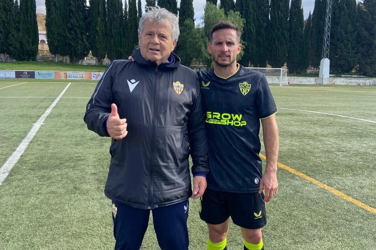 A Pablo Piatti le sienta bien el escudo del Almería.