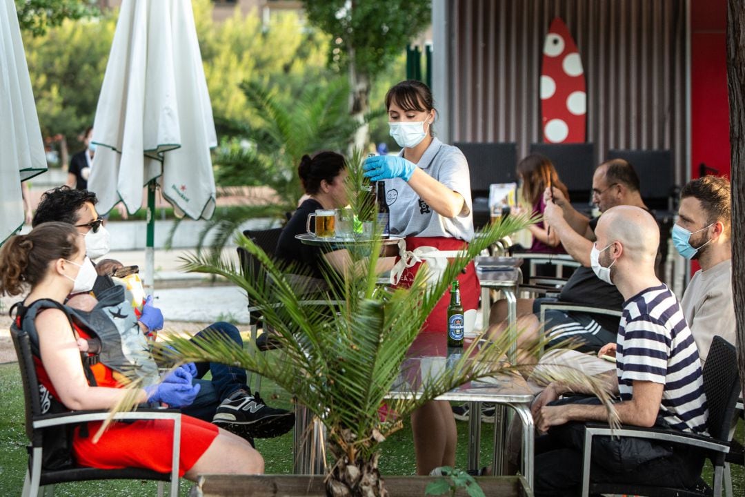 Una camarera atienda a cliente en un bar de Madrid Río.