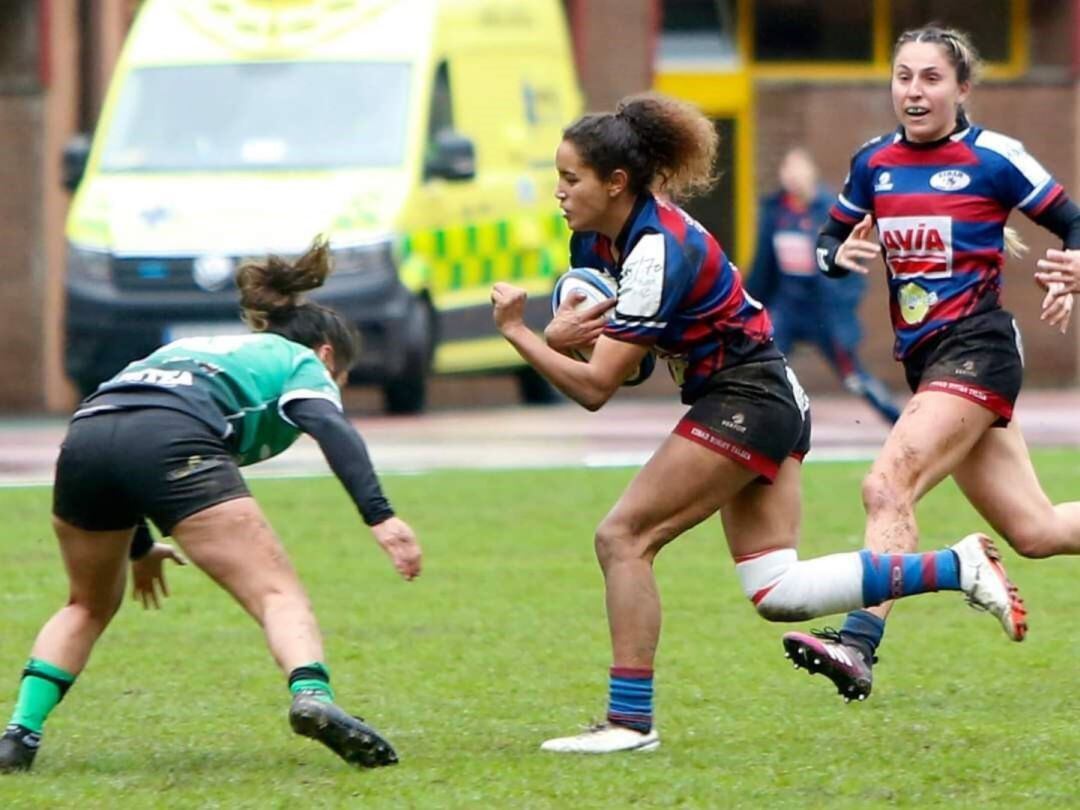 Asmae, en el centro, en un partido con su equipo Avia Eibar Rugby Taldea