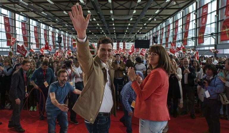El secretario general del PSOE, Pedro Sánchez, acompañado de la líder del PSE, Idoia Mendia, saluda a su llegada a la Fiesta de la Rosa del Partido Socialista de Euskadi, en Durango (Bizkaia)