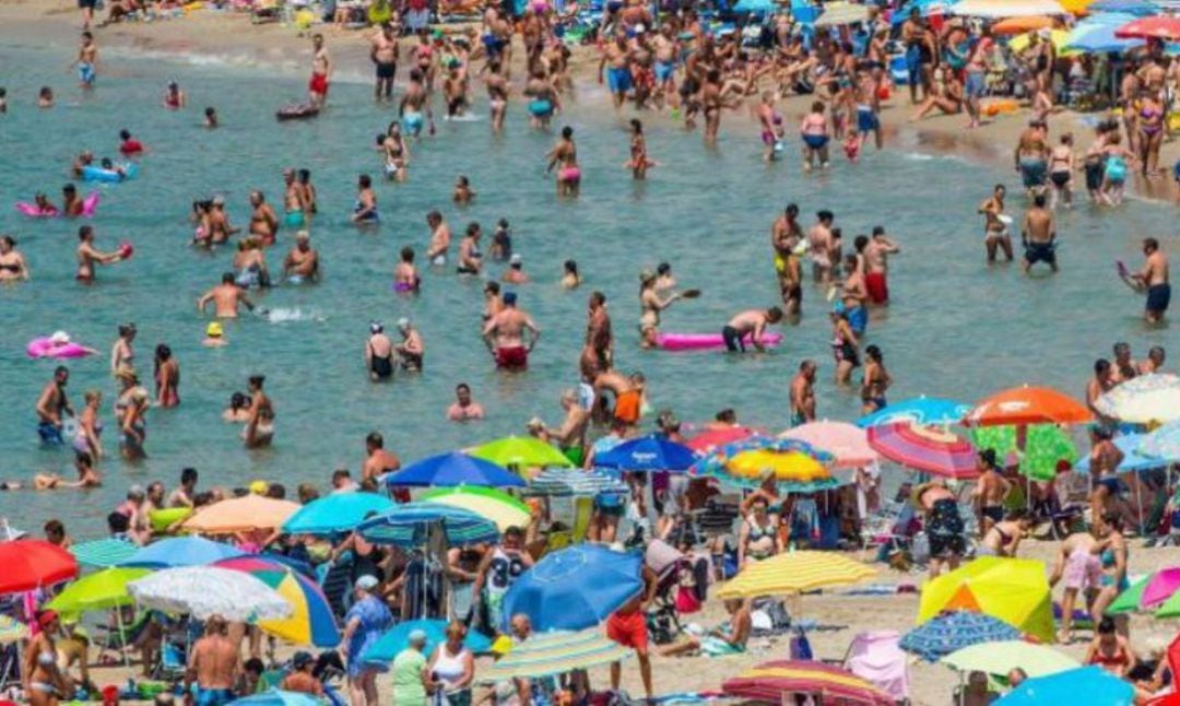 Menorca hauria de regular el número de turistes per a poder abaixar els preus de l'habitatge segons el GOB.