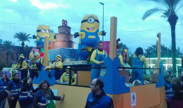 Carroza con los &#039;Minions&#039;, personajes de &#039;Gru, mi villano favorito&#039;.