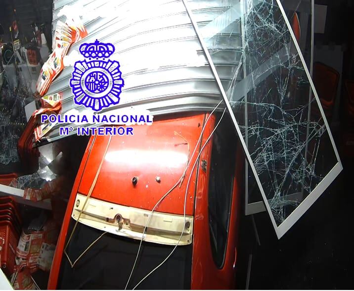 El vehículo, empotrado contra el comercio en el que se llevó a cabo el robo