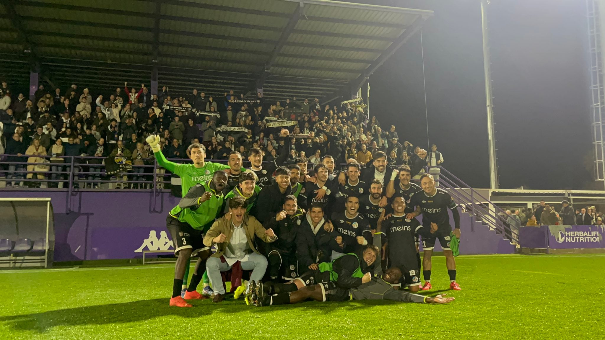 El Salamanca CF UDS celebra su triunfo en Valladolid este sábado/Salamanca CF UDS