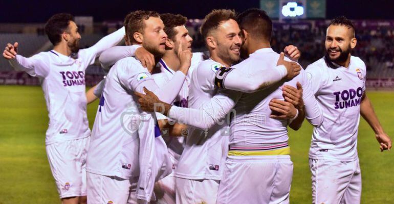 Los jugadores del Real Jaén celebran el primer tanto del conjunto blanco frente al Motril.