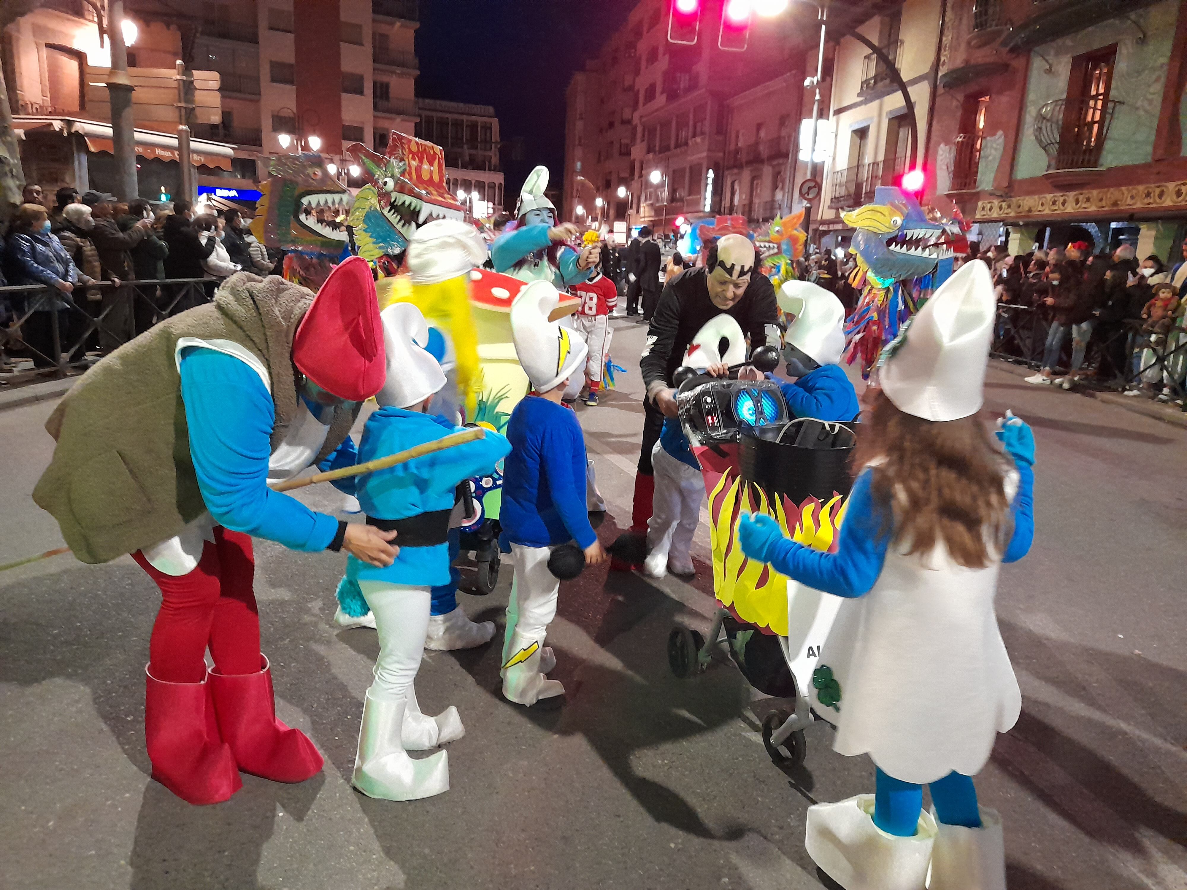 Los pequeños pitufos no se asustan de Gárgamel en el Carnaval de Aranda 2022