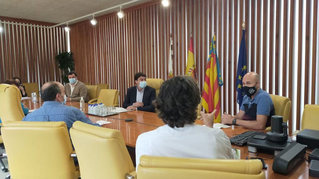 El alcalde Luis Barcala se ha reunido este jueves con representantes de los establecimientos hosteleros afectados por las obras de la Explanada