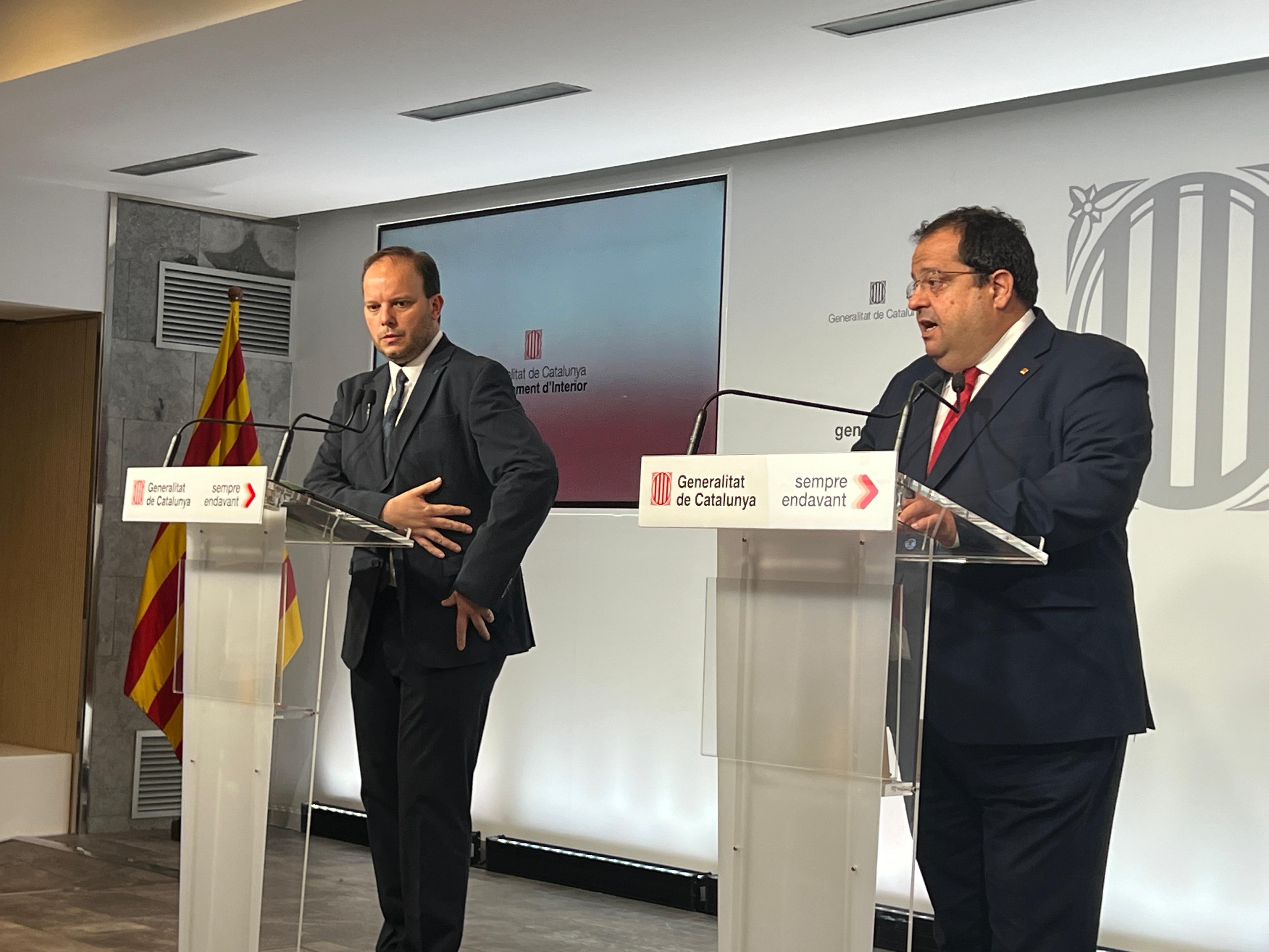 El conseller de l'Interior en funcions, Joan Ignasi Elena, i el director general de la Policia, Pere Ferrer, en roda de premsa