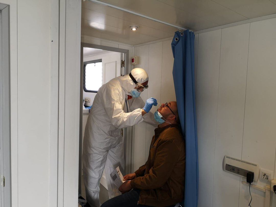 Un profesional sanitario realiza una prueba PCR a un habitante de Cuevas del Becerro (Málaga) a 30 de noviembre de 2020