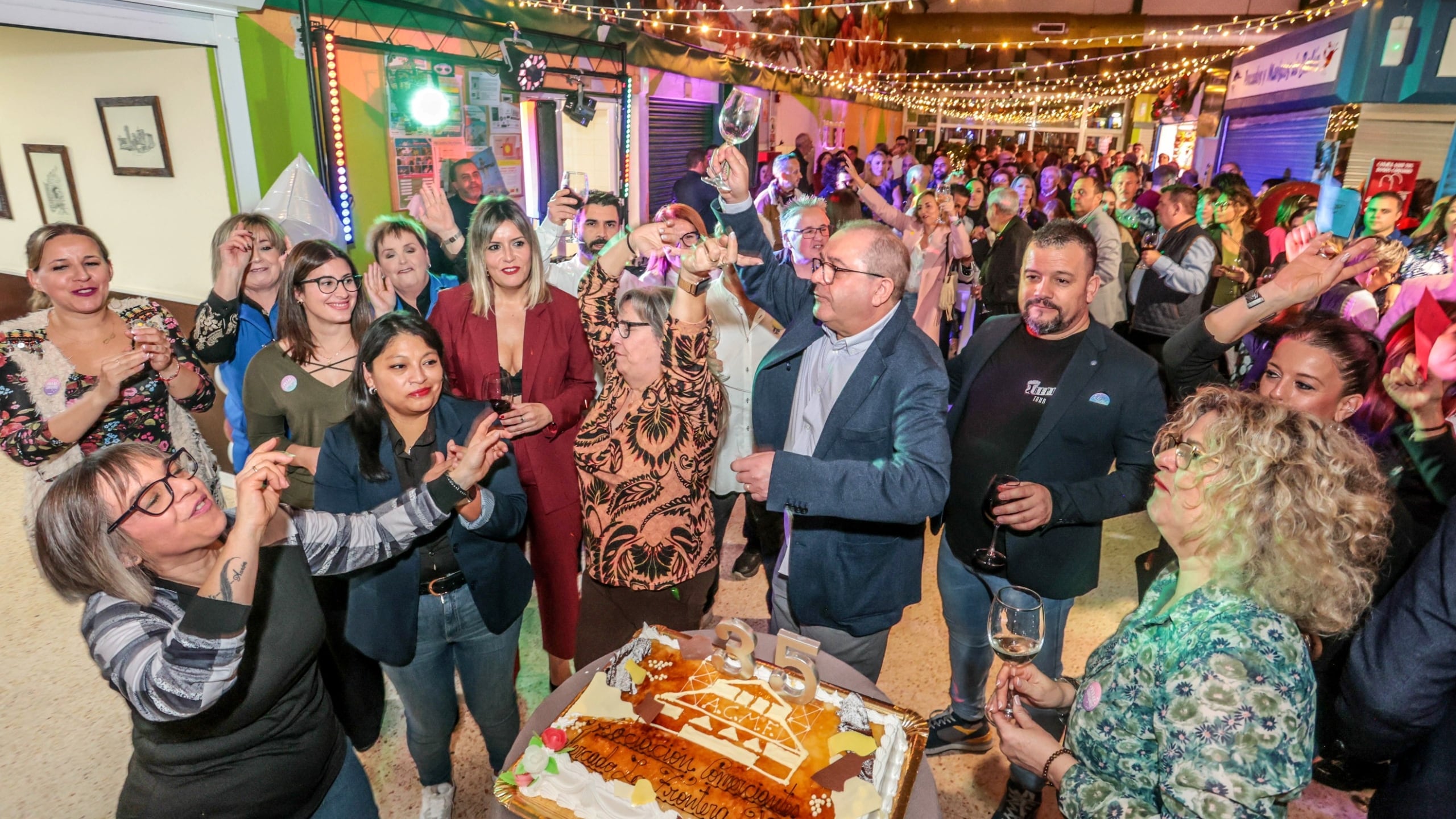 La edil de Comercio, Aída Tortosa, en el soplido de las velas por el 35 aniversario del Mercado de la Frontera de Petrer, junto a los comerciantes.