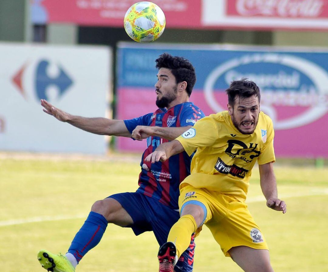 Rubén Yubero disputa un balón con un contrario durante el partido ante el Navalcarnero de preparación de los pya offs