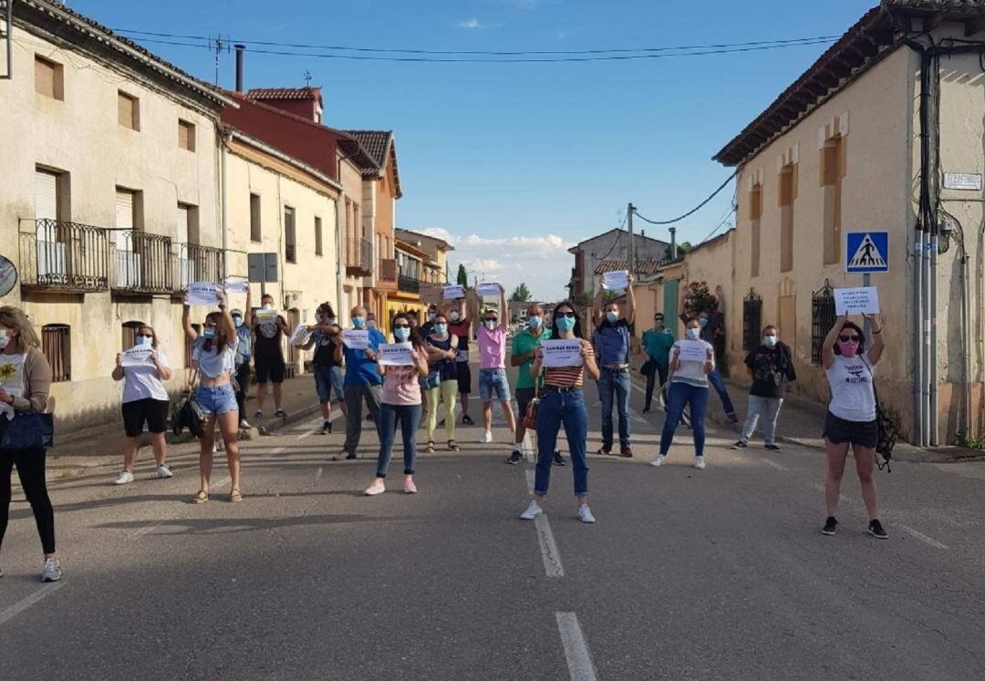 Sotillo de la RIbera salió a la calle para hacerse la foto de la manifestación virtual