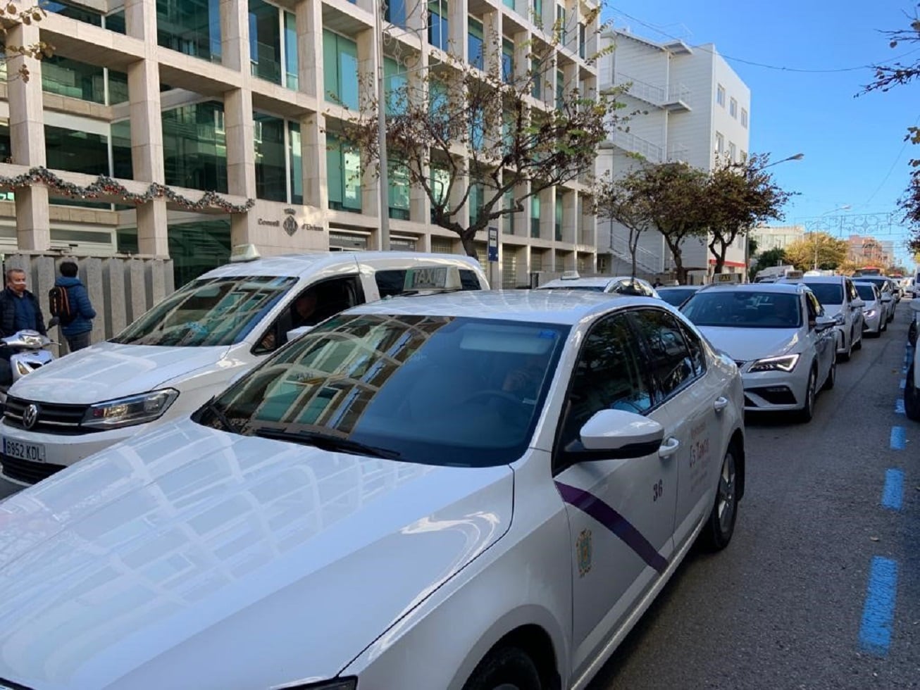 Caravana de taxis en Ibiza