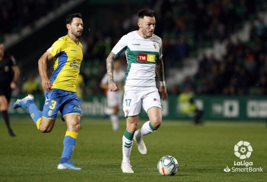 El jugador del Elche Josan conduce el balón en la jugada que supuso el 2-0