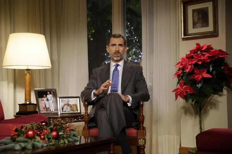 *EMBARGADA HASTA LAS 21:00H* GRA099. MADRID, 24/12/2014.- El rey Felipe VI comparece ante los españoles desde el Palacio de La Zarzuela con el pimer mensaje televisado de Navidad de su reinado, en el que traslada a los ciudadanos sus compromisos y preocupaciones ante el nuevo año. EFE/Ángel Díaz ***POOL***