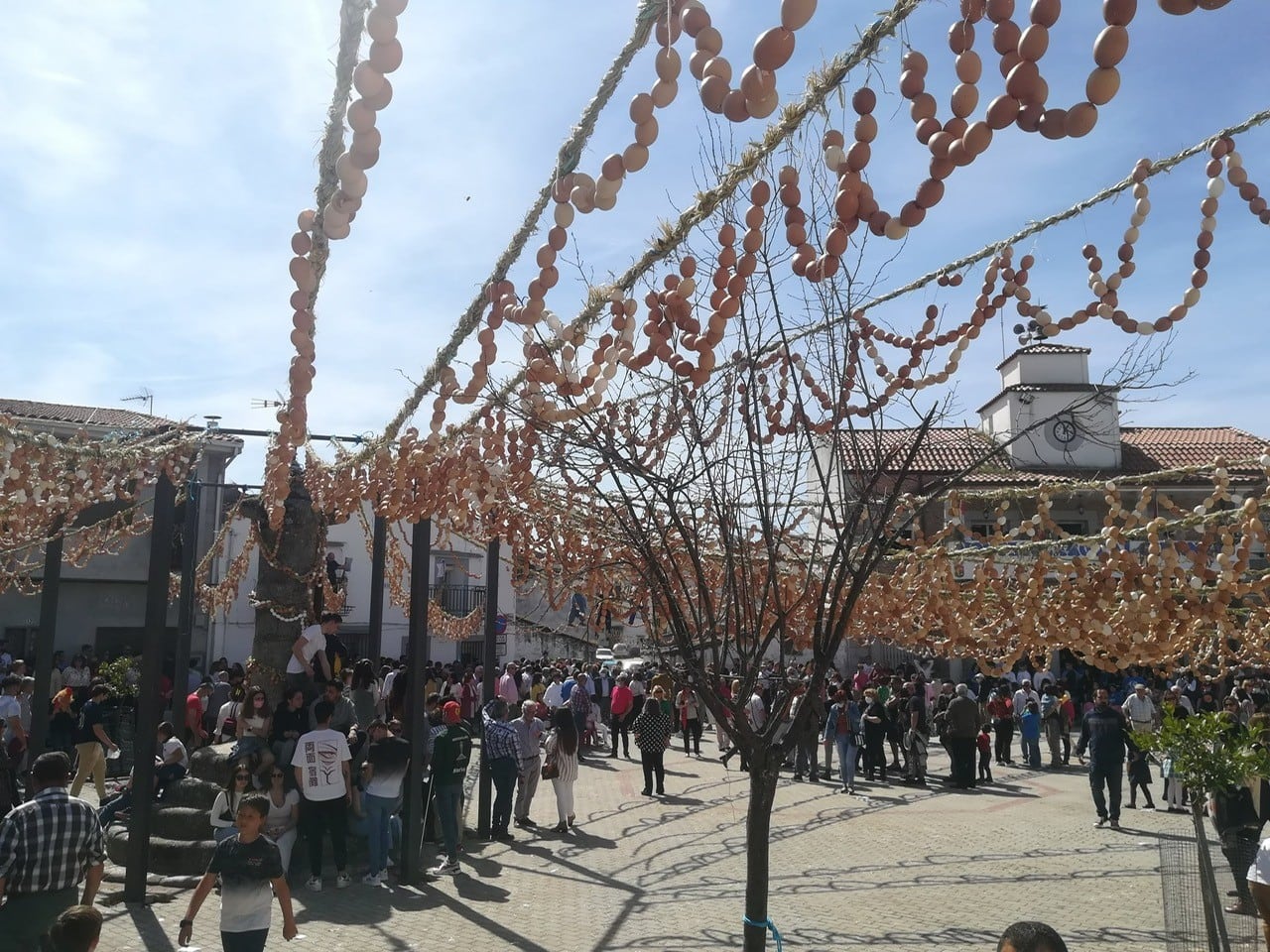 Imagen de la Plaza Mayor de Montesclaros con los 57.062 cascarones de huevos colgados en su Plaza Mayor